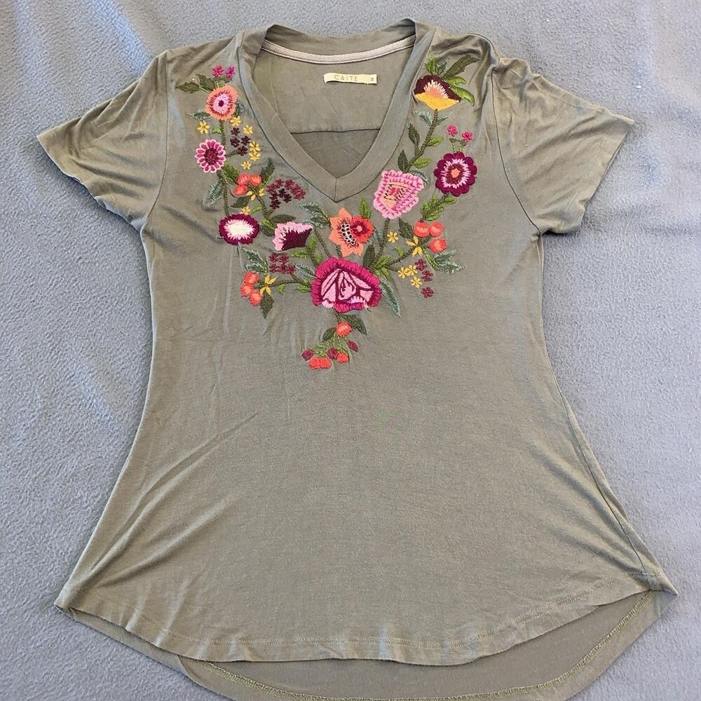 Caite Shirt Womens Medium Green Floral Embroidered V-Neck Short Sleeve Top